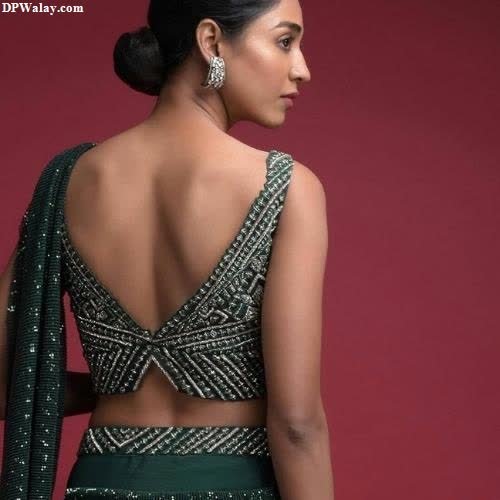 a woman in a green sari sari 