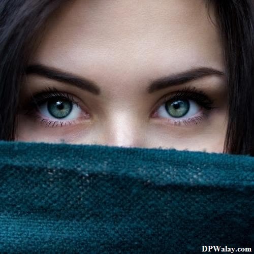 a woman with green eyes-0ldB 
